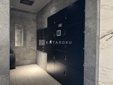 エスレジデンス亀戸バーム 落ち着いた色合いの壁材と黒のメールボックスが設置された共用廊