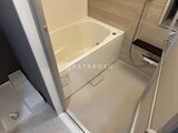エスレジデンス亀戸バーム 白を基調とした浴室と洗い場が一体となった清潔感のあるバスルー