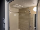 エスレジデンス亀戸バーム 木目調パネルとホワイトタイルで統一感のあるバスルーム