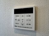 エスレジデンス亀戸バーム 浴室制御パネルが付いた壁面の様子