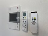 エスレジデンス亀戸バーム 壁に設置されたインターホン、エアコン操作パネル、給湯器リモコ