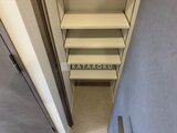 エスレジデンス亀戸バーム 収納たっぷりの棚が設置された奥行きのある玄関クローゼット