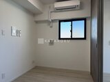 エスレジデンス亀戸バーム 窓からの採光が心地よい、エアコン完備のコンパクトな洋室