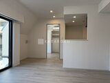 エスレジデンス亀戸バーム 開放的なリビングダイニングと奥行きのある間取りの様子