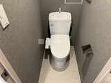 エスレジデンス亀戸バーム 温かみのある壁紙の落ち着いたトイレ空間