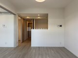 エスレジデンス亀戸バーム リビングダイニングから玄関方向を見た開放的な間取り