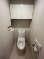 ルフォンリヴェント板橋西台 温白色照明が落ち着きをもたらす、収納付きのトイレ空間