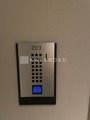 ルヴァスト ヨヨギ パーク 203号室を示す落ち着いた色合いのインターホンパネル