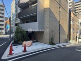 ブリリアイスト御茶ノ水 建築中の建物のエントランス付近を街路から見た外観