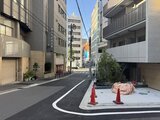 ブリリアイスト御茶ノ水 前面道路から見た建物と周辺街並みの様子