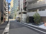 ブリリアイスト御茶ノ水 都市部の静かな街路に面した建物エントランス周辺の様子