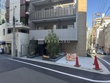 ブリリアイスト御茶ノ水 前面道路から見たモダンな建物エントランス