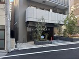 ブリリアイスト御茶ノ水 前面道路から見たモダンな外観とエントランス周りの様子