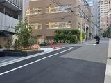 ブリリアイスト御茶ノ水 前面道路から見た建物外観と緑を配した開放的なエントランスアプ