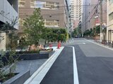 ブリリアイスト御茶ノ水 緑を配した落ち着いた雰囲気のエントランスアプローチと周辺街並