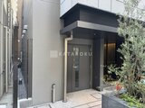 ブリリアイスト御茶ノ水 モダンな黒と白のツートンカラーが特徴のエントランス外観
