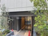 ブリリアイスト御茶ノ水 緑に囲まれた落ち着きのあるエントランス入口
