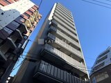 ブリリアイスト御茶ノ水 青空を背景に建つ縦長の高層マンション外観