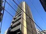 ブリリアイスト御茶ノ水 下からの視点で見た建物外観とスカイブルーの空