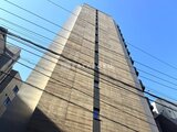 ブリリアイスト御茶ノ水 青空を背景に捉えた落ち着いたトーンの建物外観