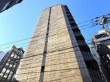 ブリリアイスト御茶ノ水 下から見上げた落ち着いたベージュタイルの建物外観