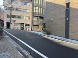 ブリリアイスト御茶ノ水 前面道路から見た建物のエントランスと外観