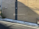 ブリリアイスト御茶ノ水 木目調のモダンな外壁と黒い縦ラインがスタイリッシュなエントラ