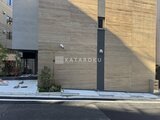 ブリリアイスト御茶ノ水 道路から見たモダンな木目調外壁の建物正面
