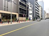 ブランシエスタ入谷グランデ 前面道路から見た建物外観と1階の店舗スペース