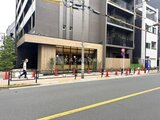 ブランシエスタ入谷グランデ 前面道路から見たモダンな低層部を備えた建物外観