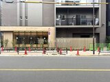 ブランシエスタ入谷グランデ 前面道路から見たモダンな建物外観と1階店舗スペース