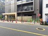 ブランシエスタ入谷グランデ 前面道路から見たモダンな建物のエントランス周辺