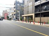 ブランシエスタ入谷グランデ 街道沿いに立つ新築建物の開放的なエントランス周辺
