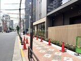 ブランシエスタ入谷グランデ 前面道路から見た建物エントランスと整備された開放的なアプロー