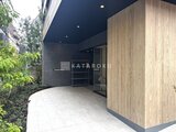 ブランシエスタ入谷グランデ モダンな木目調パネルと深紺天井が落ち着いた印象のエントランス