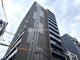 ブランシエスタ入谷グランデ モダンなデザインのマンション外観を下から見上げた様子