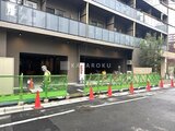 ブランシエスタ入谷グランデ 建設中の建物前面、緑色のフェンスと赤いコーンで囲まれた様子