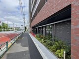 リテラス南千住サウス 赤レンガ張りの建物外壁と前面道路から見た開放的なエントランス