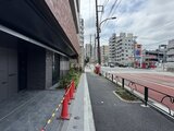 リテラス南千住サウス 前面道路から見た建物エントランス付近と周辺街並み