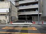リテラス南千住サウス 建物前の駐車場入口から見た、落ち着いた印象の集合住宅外観
