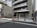 リテラス南千住サウス 前面道路から見た建物外観と駐車場エントランス