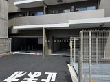 リテラス南千住サウス 駐車スペースから見たモダンなデザインの建物外観