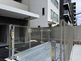 リテラス南千住サウス 機械式駐車場の入口にシルバーメッシュフェンスが設置された様子