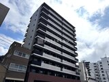 リテラス南千住サウス 街並みに建つモダンな外観の共有部分を見上げた様子