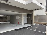 リテラス南千住サウス 駐車スペースから見た建物エントランスと駐輪場の様子