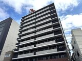 リテラス南千住サウス モダンな外観の9階建てマンション、複数のバルコニーが規則正し