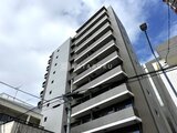 リテラス南千住サウス モダンなコンクリート造の集合住宅を低層から見上げた外観