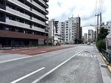 リテラス南千住サウス 前面道路から見た建物外観と周辺街並み