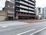 リテラス南千住サウス 前面道路から見た建物外観と1階店舗部分の様子