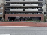 リテラス南千住サウス 道路から見た建物の低層部分、赤茶色タイルの落ち着いた外観